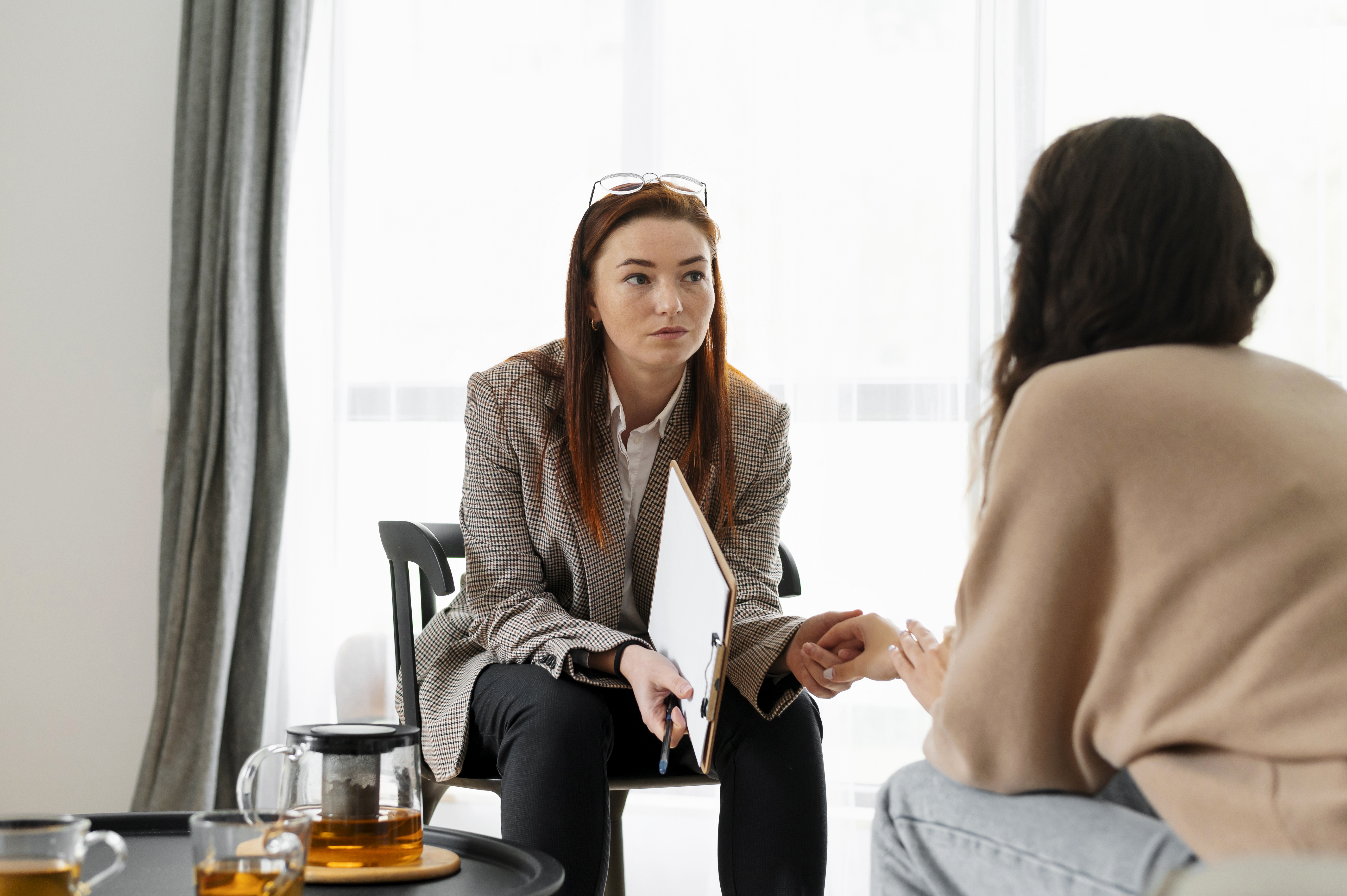 medium-shot-woman-discussing-with-therapist